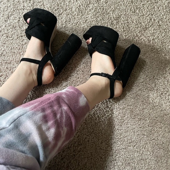 Black High Heels 👠 - Picture 6 of 7